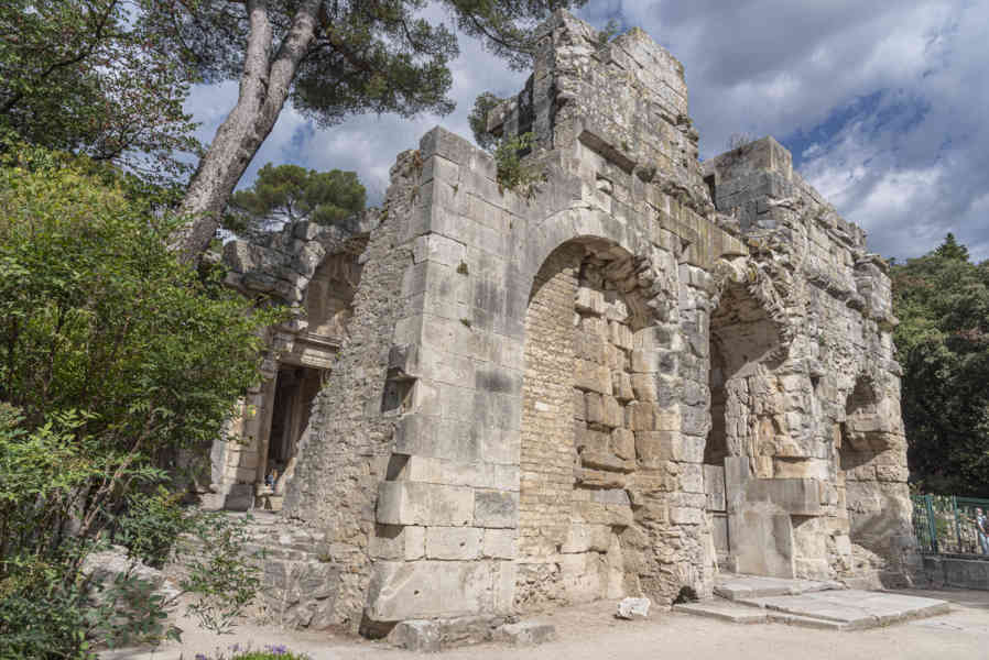 Francia - Nimes 054 - Templo de Diana.jpg